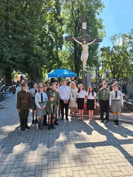 Uczniowie SP nr 3 oddali hołd ofiarom II wojny światowej