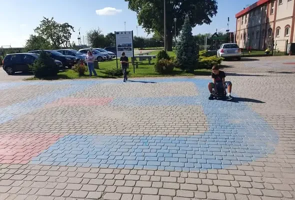 Uczniowie klasy 6 uczą najmłodszych bezpieczeństwa na drodze