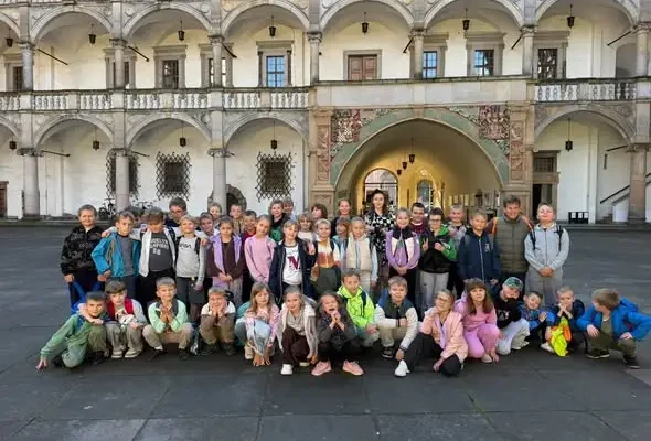 Uczniowie klas 1–3 obejrzeli spektakl „Kopciuszek” i zwiedzili dziedziniec zamku