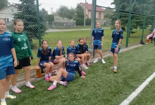 Turniej piłkarski dziewcząt w Wierzbnej: SP Sieniawa awansowała dalej