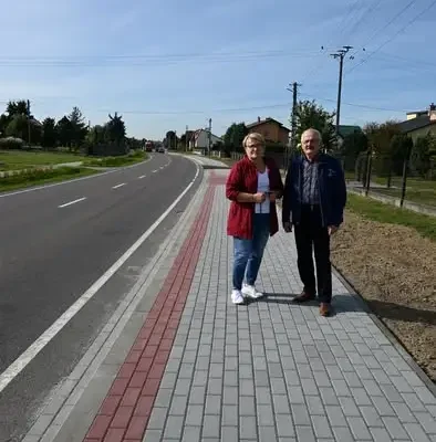 Nowy chodnik wzdłuż DW 835 w gminie Tryńcza — zakończono inwestycję