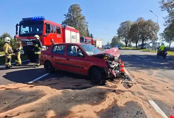 Wypadek w Gwizdaju: dwie osobówki zderzyły się, jedna osoba ranna