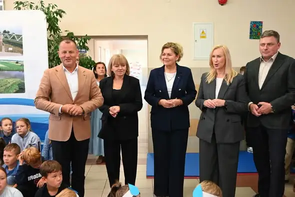 Nowe poidełko z filtrowaną wodą w szkole w Tryńczy