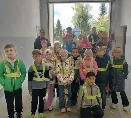 Uczniowie klasy 2a odwiedzili remizę OSP „Orzeł” w Sieniawie