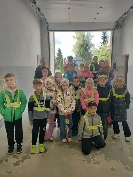 Uczniowie klasy 2a odwiedzili remizę OSP „Orzeł” w Sieniawie