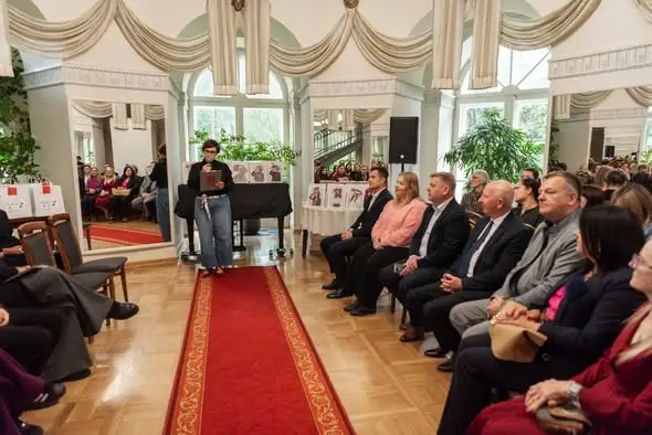 Finałowy pokaz kapeluszy w Pałacu Dzieduszyckich w Zarzeczu