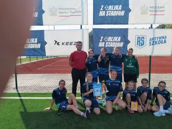 Piłkarki z Sieniawy najlepsze w rejonie – awans do finału makroregionu