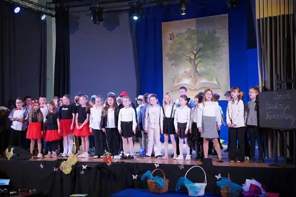 Dzień Edukacji Narodowej w Sieniawie – uczniowie dziękowali nauczycielom