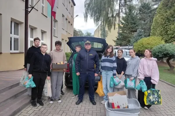 Uczniowie z Przeworska zebrali ponad 400 kg karmy dla schroniska w Orzechowcach