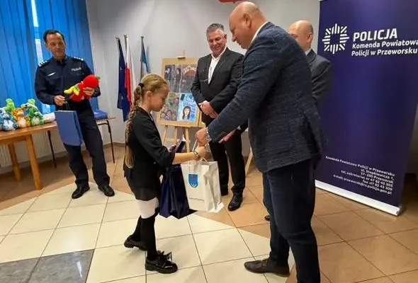 Gmina Przeworsk nagrodziła młodych artystów konkursu „Bezpieczne wakacje 2026”