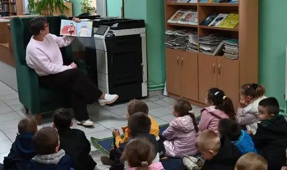 Przedszkolaki z Urzejowic odkrywają świat książek w bibliotece