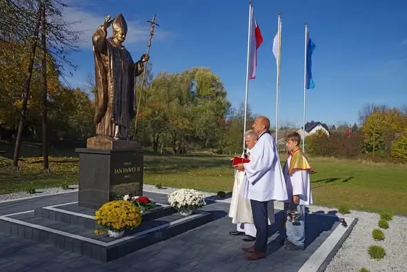 Sietesza: poświęcenie figury św. Jana Pawła II przy kościele