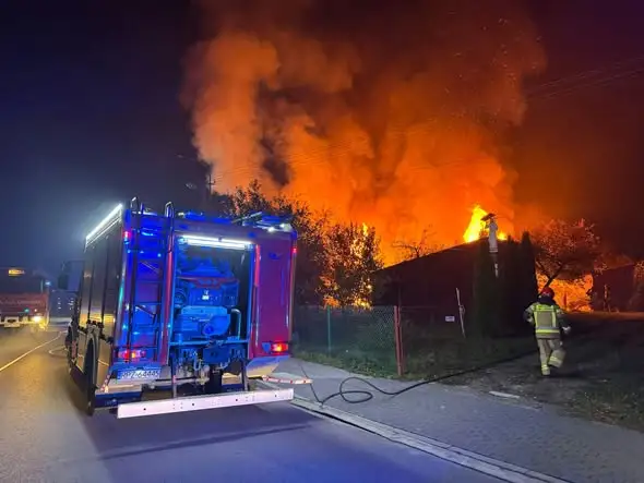 Pożar domu i budynku gospodarczego w Cieplicach – akcja strażaków