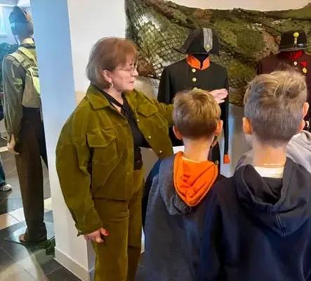 Lekcja historii w Galerii „Pod Aniołem” – uczniowie z Tryńczy odkrywali dzieje polskiego munduru
