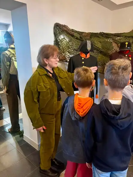Lekcja historii w Galerii „Pod Aniołem” – uczniowie z Tryńczy odkrywali dzieje polskiego munduru