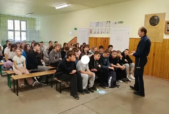 Uczniowie z Przeworska uczyli się bezpieczeństwa w sieci od policjanta