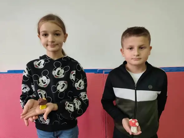 Jesienne warsztaty w świetlicy w Tryńczy: grzyby z wytłaczanek po jajkach