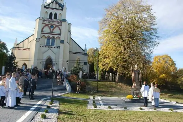Sietesza: poświęcenie figury św. Jana Pawła II i nowy parking przy kościele